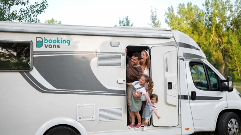 Familia de vacaciones en autocaravana