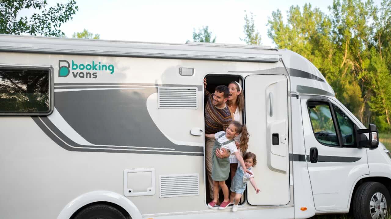 Familia de vacaciones en autocaravana