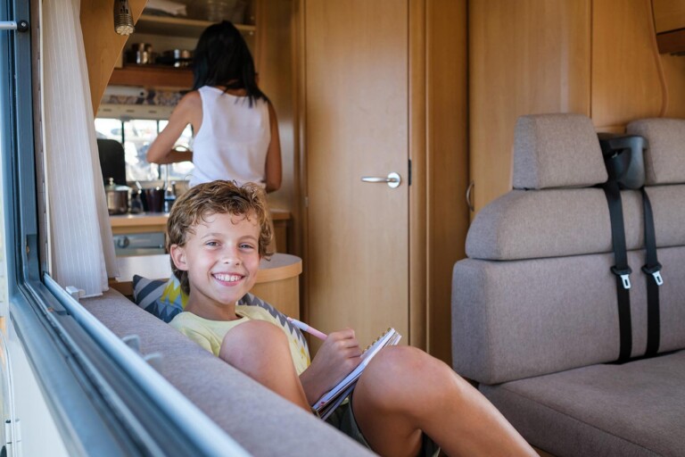 Niño en autocaravana