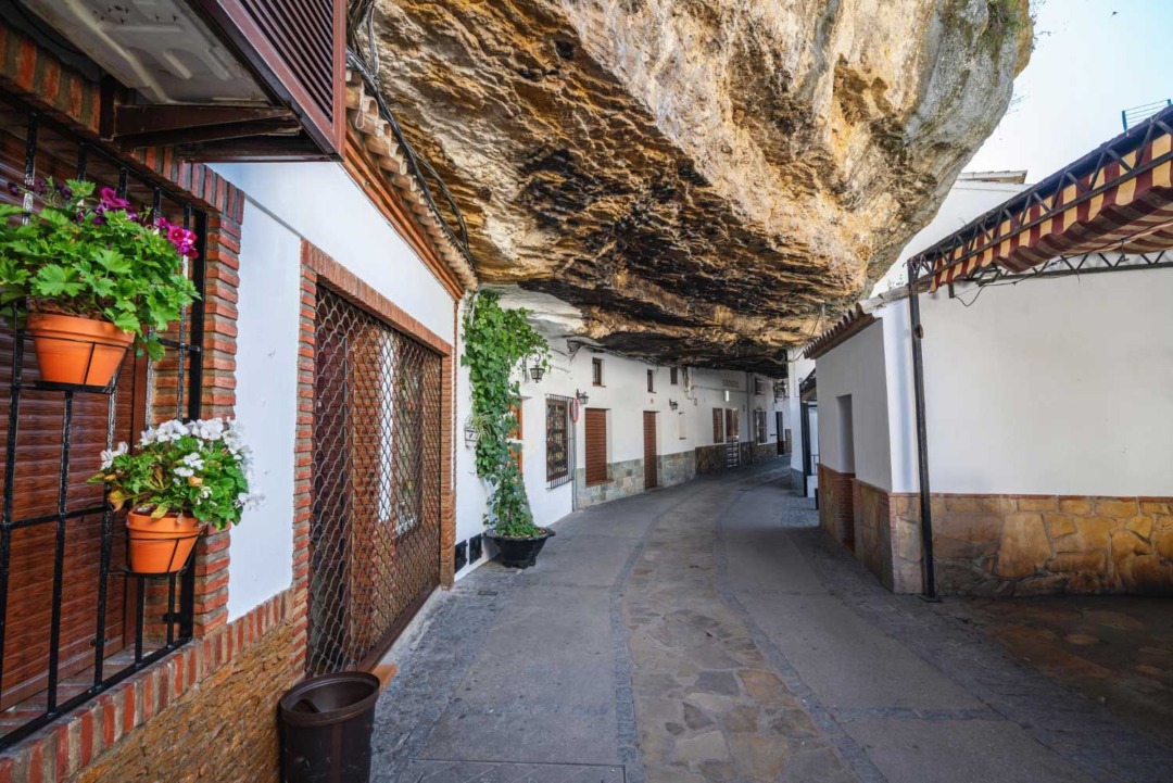 Calle con casas bajo gran roca en Setenil de las Bodegas