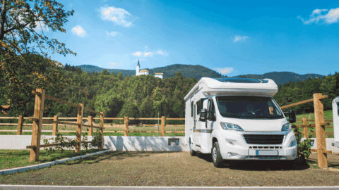 Bookingvans - ¿Se puede aparcar una autocaravana en la calle? Diferencias entre aparcar y acampar