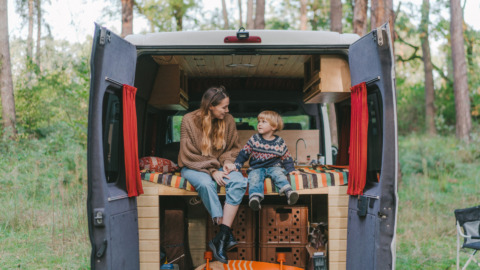 Bookingvans - Dónde ir en van con niños en invierno: viajar en autocaravana en familia